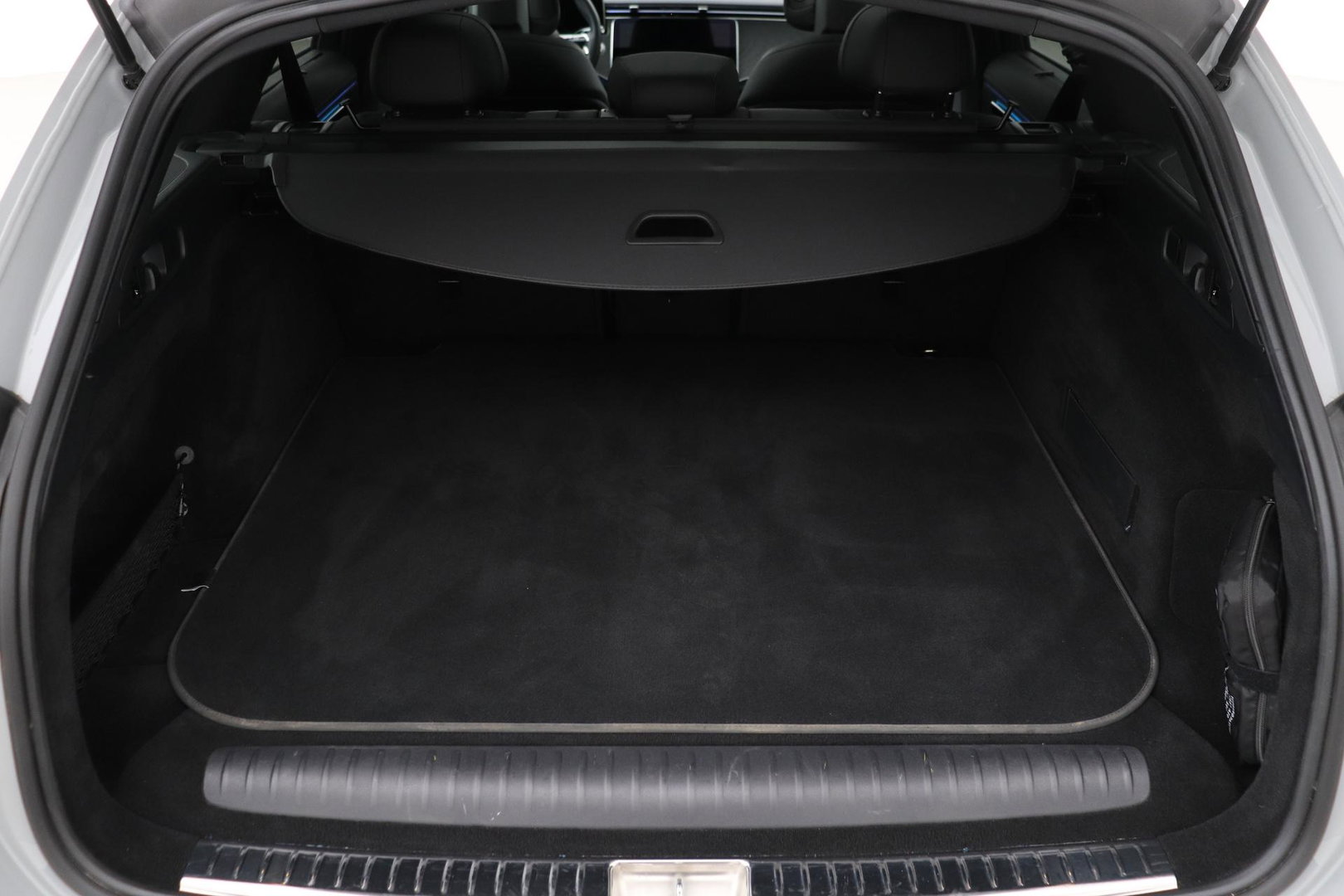 Mercedes-Benz E-Klasse 300 e AMG Line | Nightpakket | Panoramadak | 360° Camera | Trekhaak | Keyless | Stoelverwarming | 20 Inch