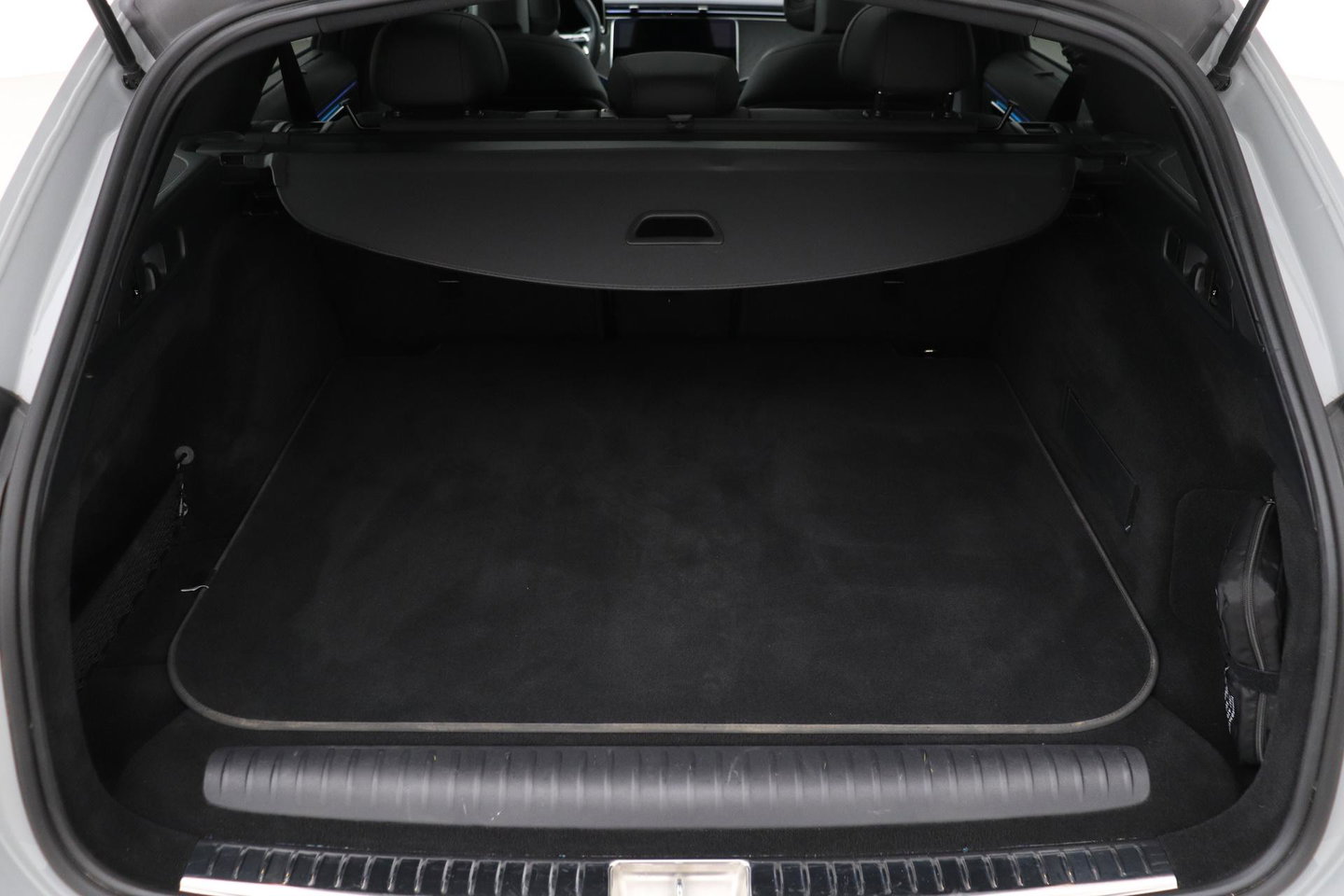 Mercedes-Benz E-Klasse 300 e AMG Line | Nightpakket | Panoramadak | 360° Camera | Trekhaak | Keyless | Stoelverwarming | 20 Inch