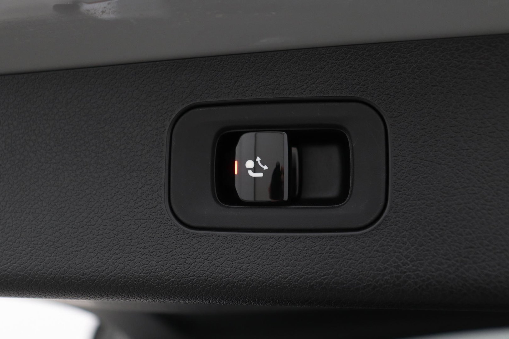 Mercedes-Benz E-Klasse 300 e AMG Line | Nightpakket | Panoramadak | 360° Camera | Trekhaak | Keyless | Stoelverwarming | 20 Inch