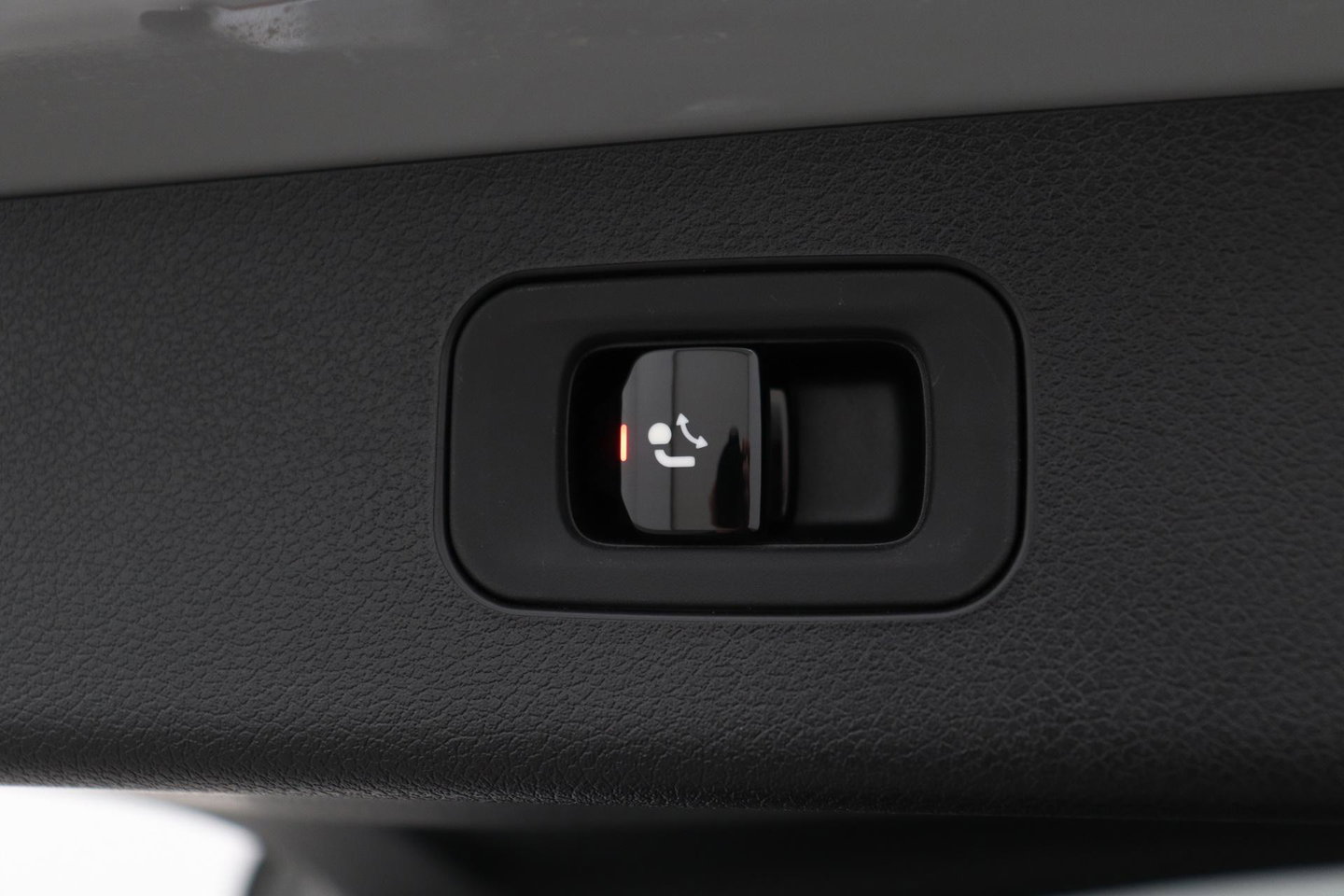 Mercedes-Benz E-Klasse 300 e AMG Line | Nightpakket | Panoramadak | 360° Camera | Trekhaak | Keyless | Stoelverwarming | 20 Inch