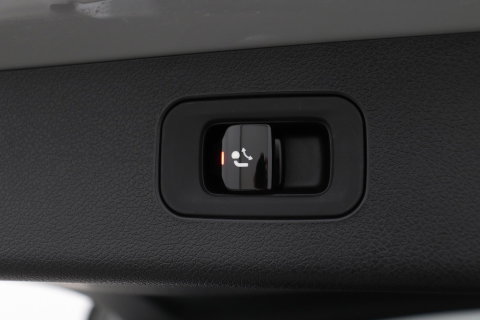 Mercedes-Benz E-Klasse 300 e AMG Line | Nightpakket | Panoramadak | 360° Camera | Trekhaak | Keyless | Stoelverwarming | 20 Inch