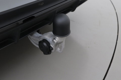 Mercedes-Benz E-Klasse 300 e AMG Line | Nightpakket | Panoramadak | 360° Camera | Trekhaak | Keyless | Stoelverwarming | 20 Inch