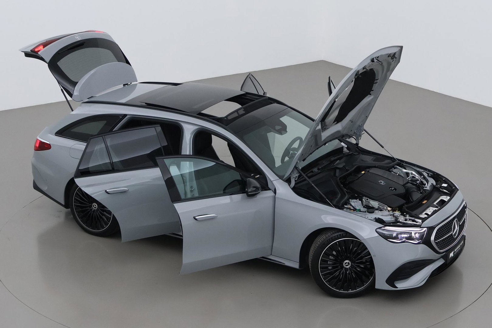 Mercedes-Benz E-Klasse 300 e AMG Line | Nightpakket | Panoramadak | 360° Camera | Trekhaak | Keyless | Stoelverwarming | 20 Inch