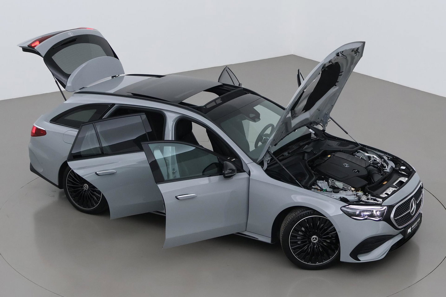 Mercedes-Benz E-Klasse 300 e AMG Line | Nightpakket | Panoramadak | 360° Camera | Trekhaak | Keyless | Stoelverwarming | 20 Inch