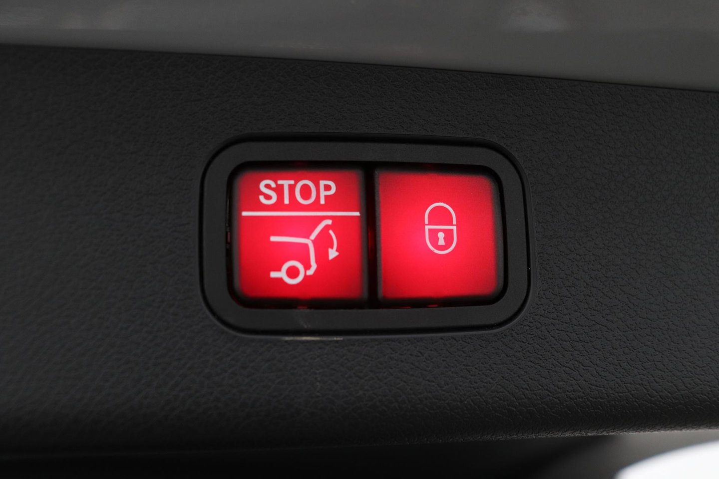 Mercedes-Benz E-Klasse 300 e AMG Line | Nightpakket | Panoramadak | 360° Camera | Trekhaak | Keyless | Stoelverwarming | 20 Inch