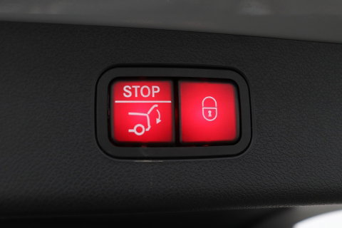Mercedes-Benz E-Klasse 300 e AMG Line | Nightpakket | Panoramadak | 360° Camera | Trekhaak | Keyless | Stoelverwarming | 20 Inch