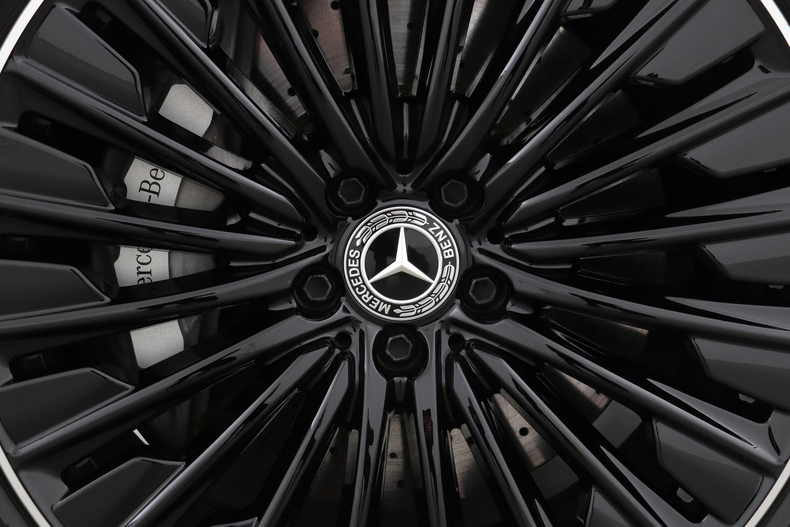 Mercedes-Benz E-Klasse 300 e AMG Line | Nightpakket | Panoramadak | 360° Camera | Trekhaak | Keyless | Stoelverwarming | 20 Inch