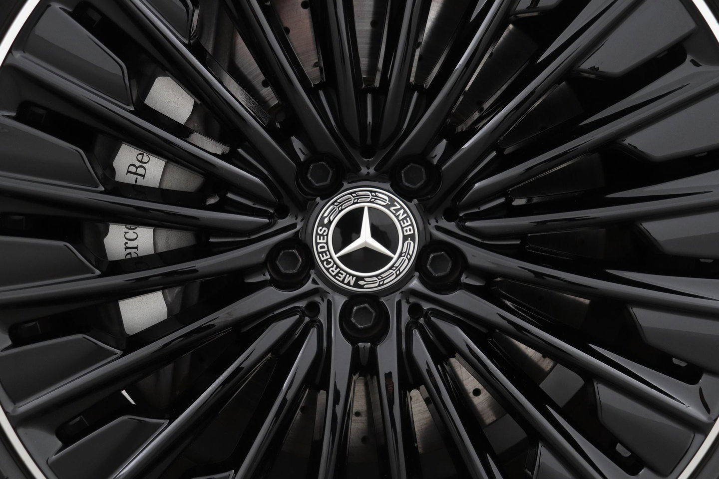 Mercedes-Benz E-Klasse 300 e AMG Line | Nightpakket | Panoramadak | 360° Camera | Trekhaak | Keyless | Stoelverwarming | 20 Inch