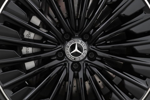 Mercedes-Benz E-Klasse 300 e AMG Line | Nightpakket | Panoramadak | 360° Camera | Trekhaak | Keyless | Stoelverwarming | 20 Inch