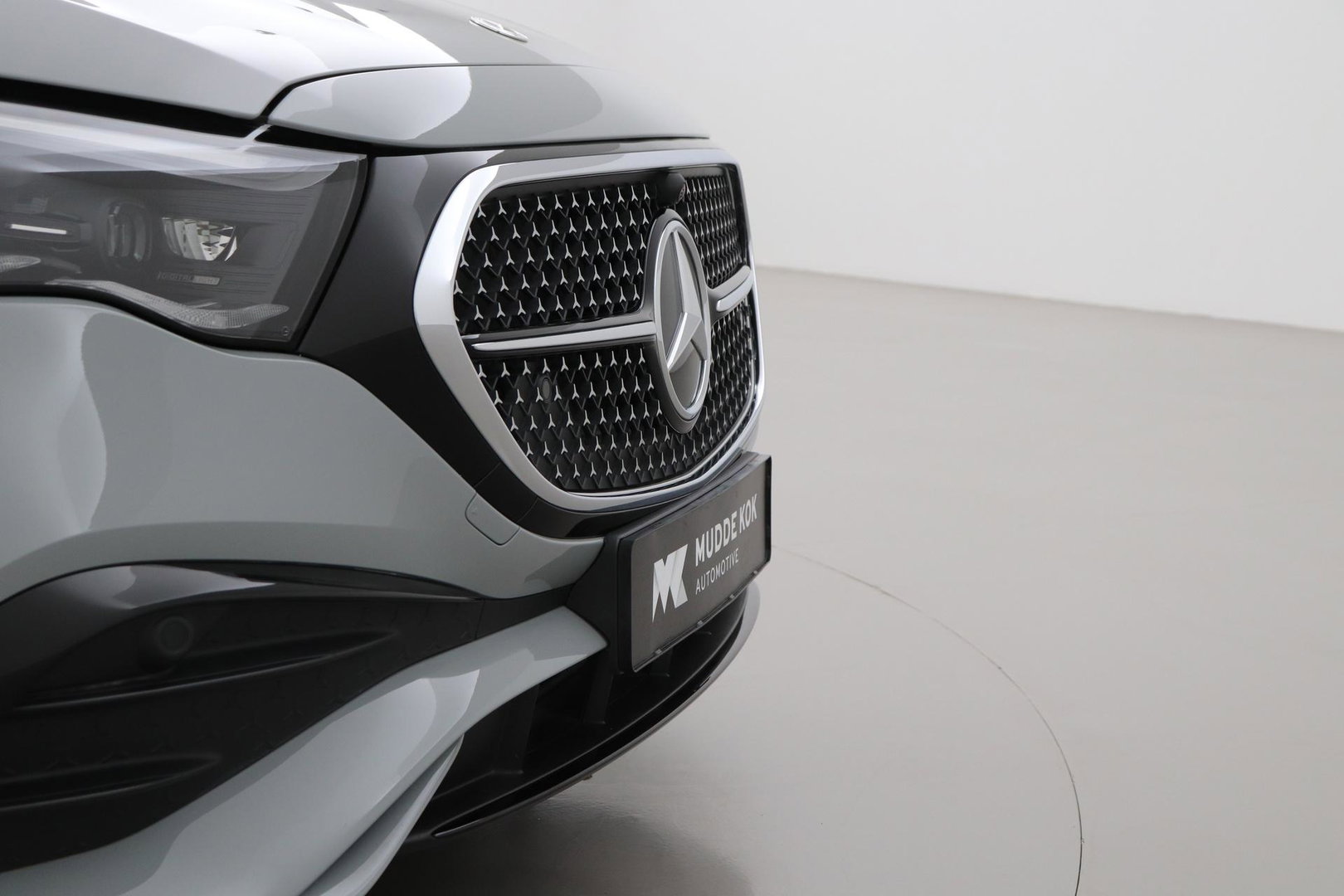 Mercedes-Benz E-Klasse 300 e AMG Line | Nightpakket | Panoramadak | 360° Camera | Trekhaak | Keyless | Stoelverwarming | 20 Inch