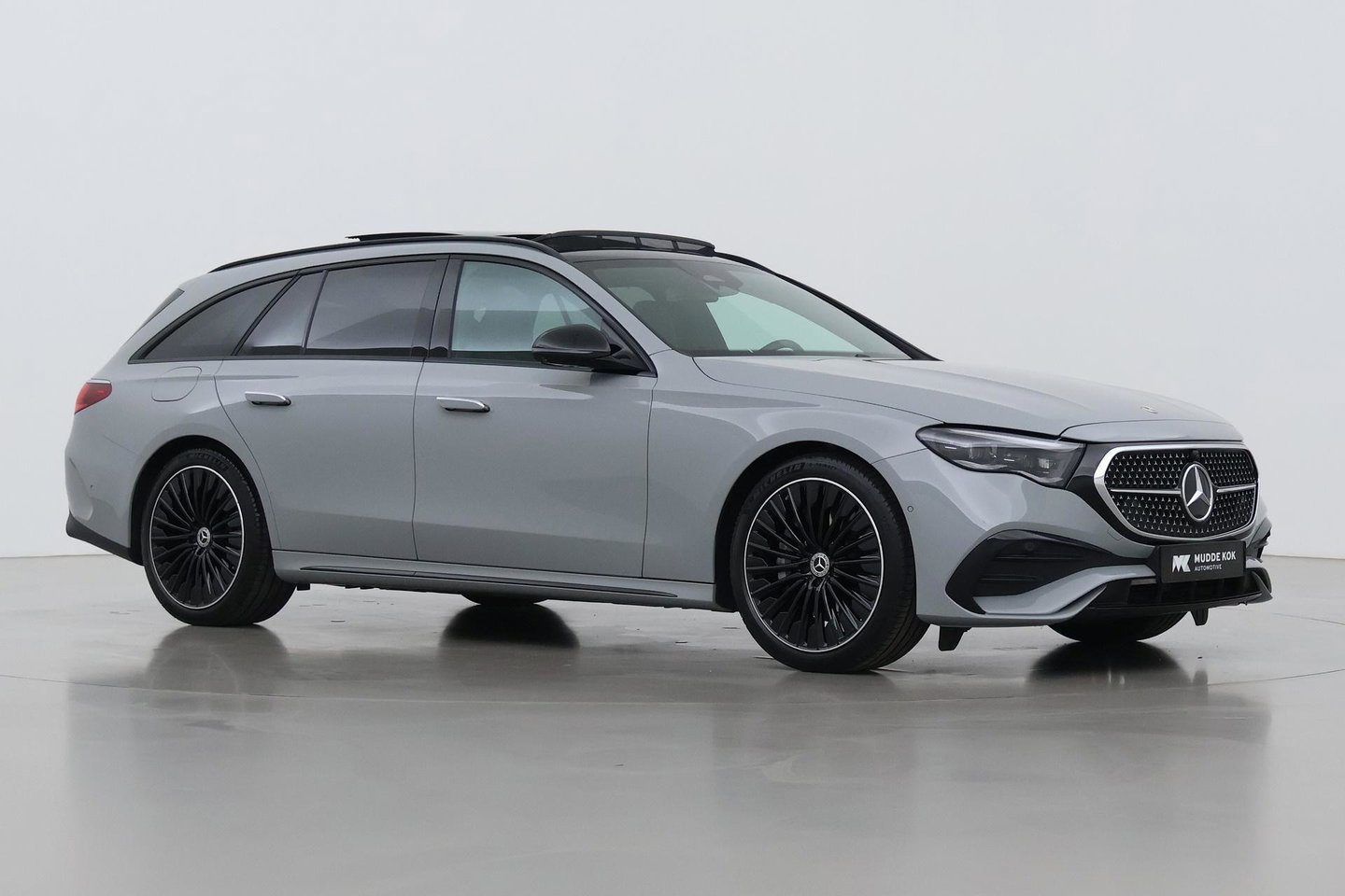 Mercedes-Benz E-Klasse 300 e AMG Line | Nightpakket | Panoramadak | 360° Camera | Trekhaak | Keyless | Stoelverwarming | 20 Inch