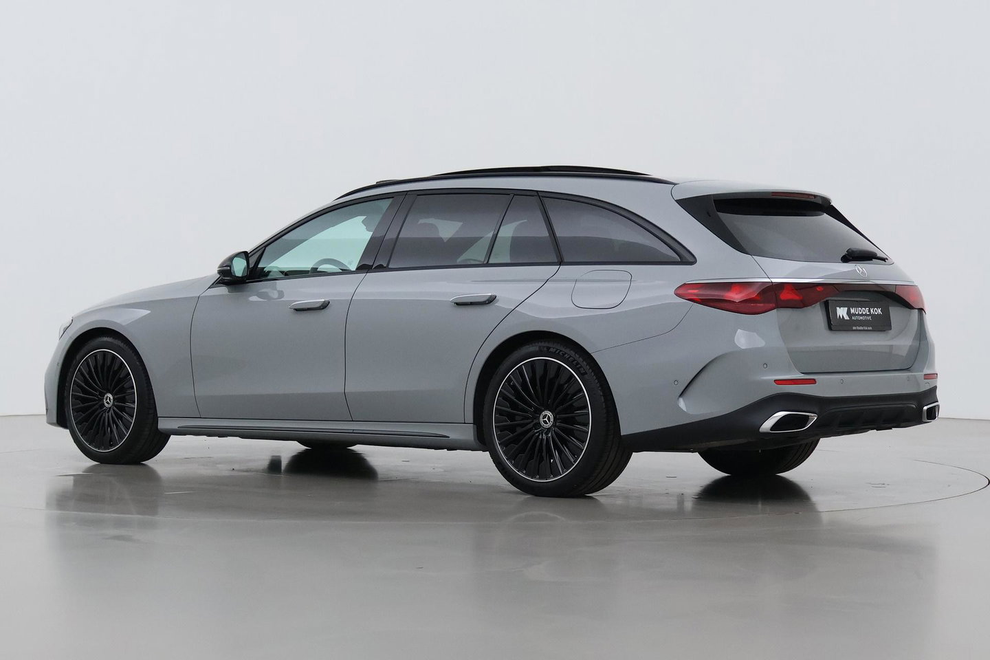 Mercedes-Benz E-Klasse 300 e AMG Line | Nightpakket | Panoramadak | 360° Camera | Trekhaak | Keyless | Stoelverwarming | 20 Inch