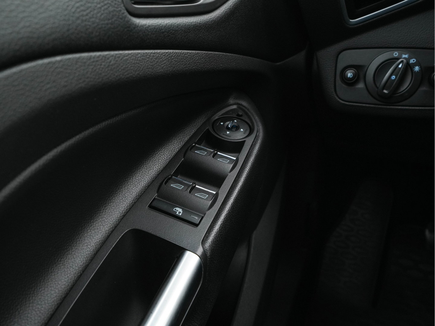 Ford Kuga 1.6 Titanium *LEATHER-FABRIC | XENON | HEATED-COMFORTSEATS | NAVI-FULLMAP | ECC | PDC | CRUISE | PRIVACY-GLASS | TOWBAR | 17''ALU*