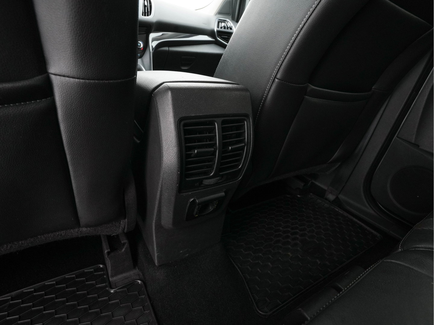Ford Kuga 1.6 Titanium *LEATHER-FABRIC | XENON | HEATED-COMFORTSEATS | NAVI-FULLMAP | ECC | PDC | CRUISE | PRIVACY-GLASS | TOWBAR | 17''ALU*