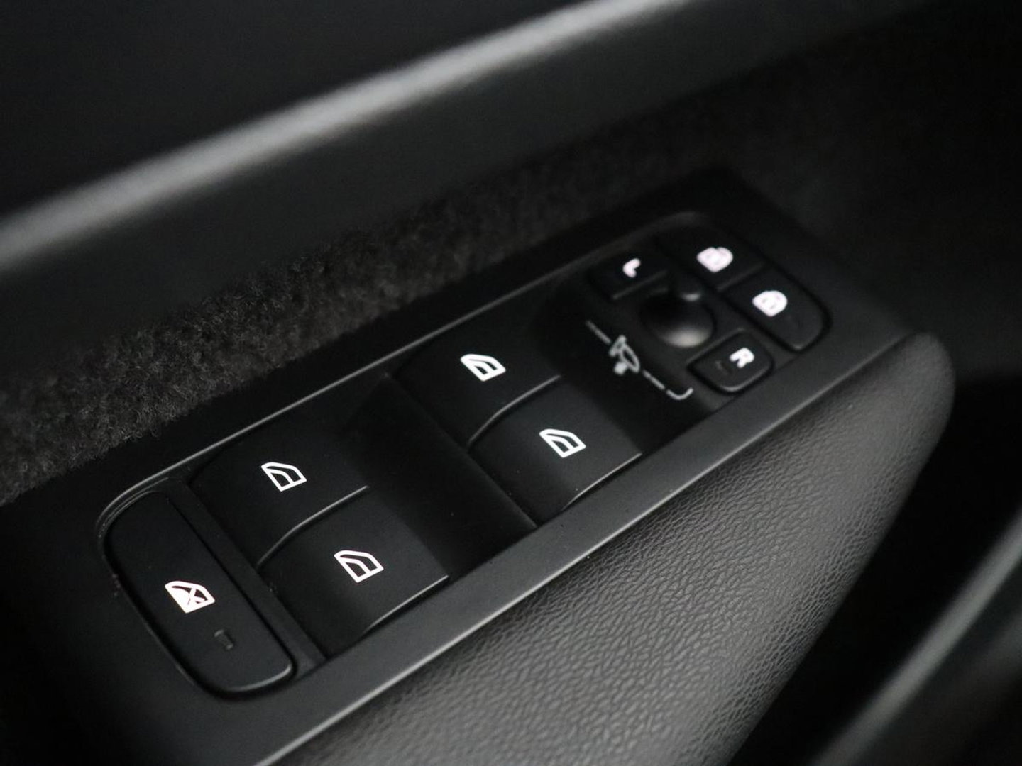 Volvo XC40 1.5 T4 Recharge Inscription Expression | SOh 85,2% | Trekhaak | Achteruitrij camera | Apple Carplay | Elektrische achterklep | Adaptieve cruise control |