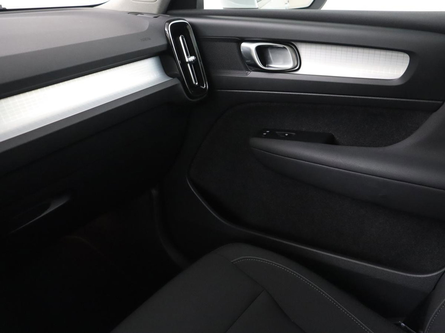 Volvo XC40 1.5 T4 Recharge Inscription Expression | SOh 85,2% | Trekhaak | Achteruitrij camera | Apple Carplay | Elektrische achterklep | Adaptieve cruise control |