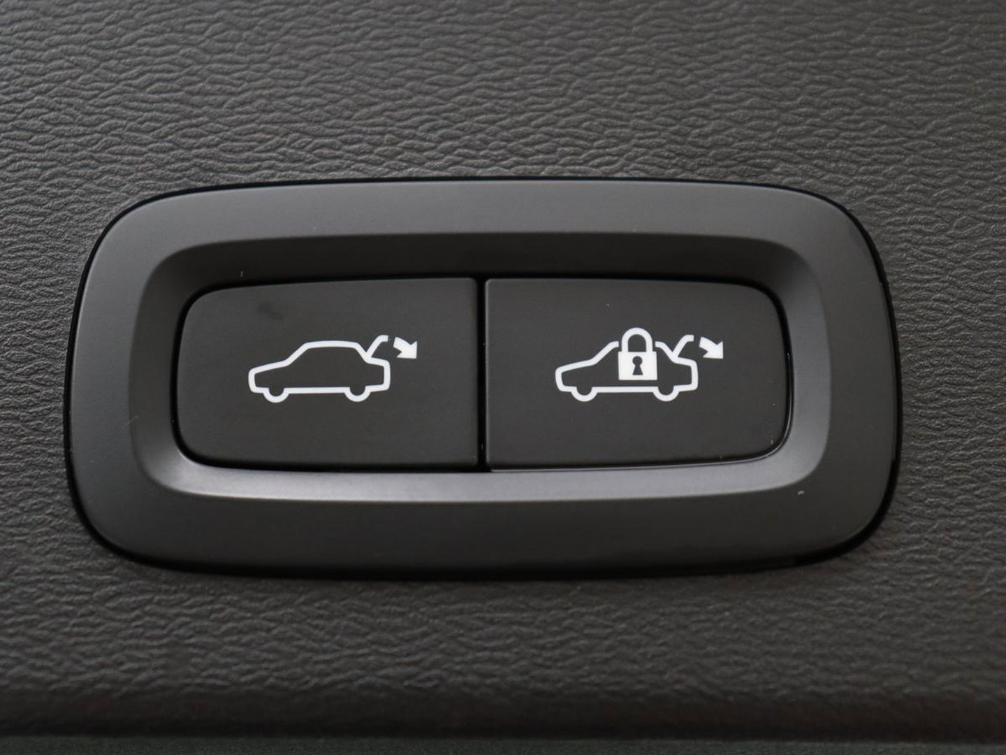 Volvo XC40 1.5 T4 Recharge Inscription Expression | SOh 85,2% | Trekhaak | Achteruitrij camera | Apple Carplay | Elektrische achterklep | Adaptieve cruise control |