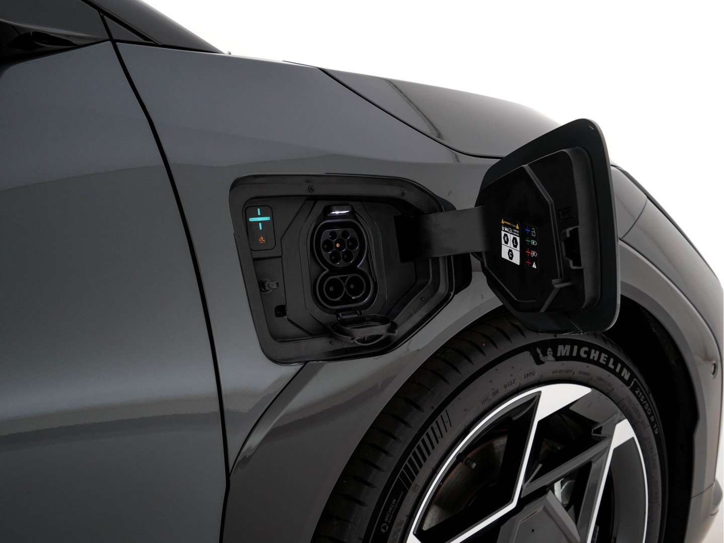 Kia EV4 GT-Line 81.4 kWh (3-Fase-11kW) { SoH-100%} Aut. *HEATPUMP | LEATHER | HARMAN/KARDON | PREMIUM-RELAX-SEATS | ADAPTIVE-LED | V2L | TOPVIEW | CARPLAY | BLINDSPOT | DIGI-COCKPIT | PRIVACY-GLASS | ECC | PDC | HEATED /VENTILATED | 19"ALU*