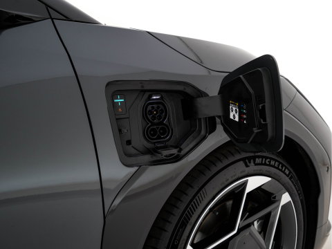 Kia EV4 GT-Line 81.4 kWh (3-Fase-11kW) { SoH-100%} Aut. *HEATPUMP | LEATHER | HARMAN/KARDON | PREMIUM-RELAX-SEATS | ADAPTIVE-LED | V2L | TOPVIEW | CARPLAY | BLINDSPOT | DIGI-COCKPIT | PRIVACY-GLASS | ECC | PDC | HEATED /VENTILATED | 19"ALU*