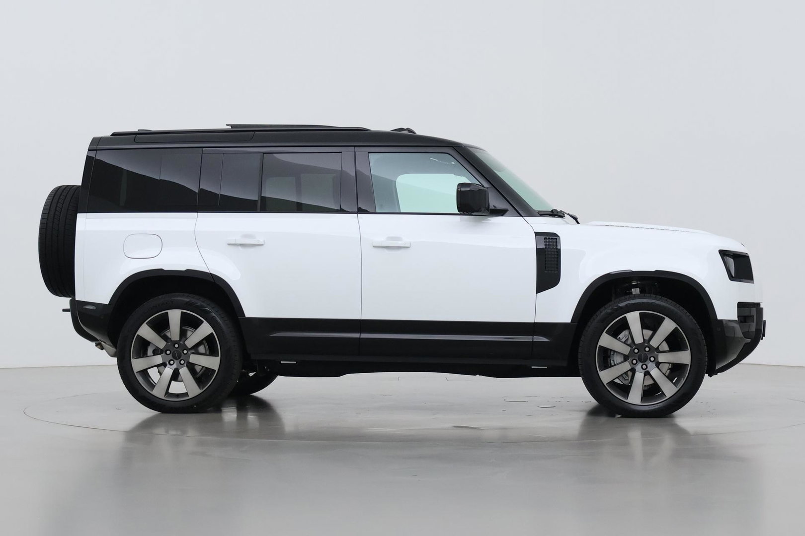 Land Rover Defender P300e 110 X-Dynamic HSE | ClearSight | Meridian Surround | Panoramadak | Trekhaak | Stoelventilatie | Koelbox | 22 Inch