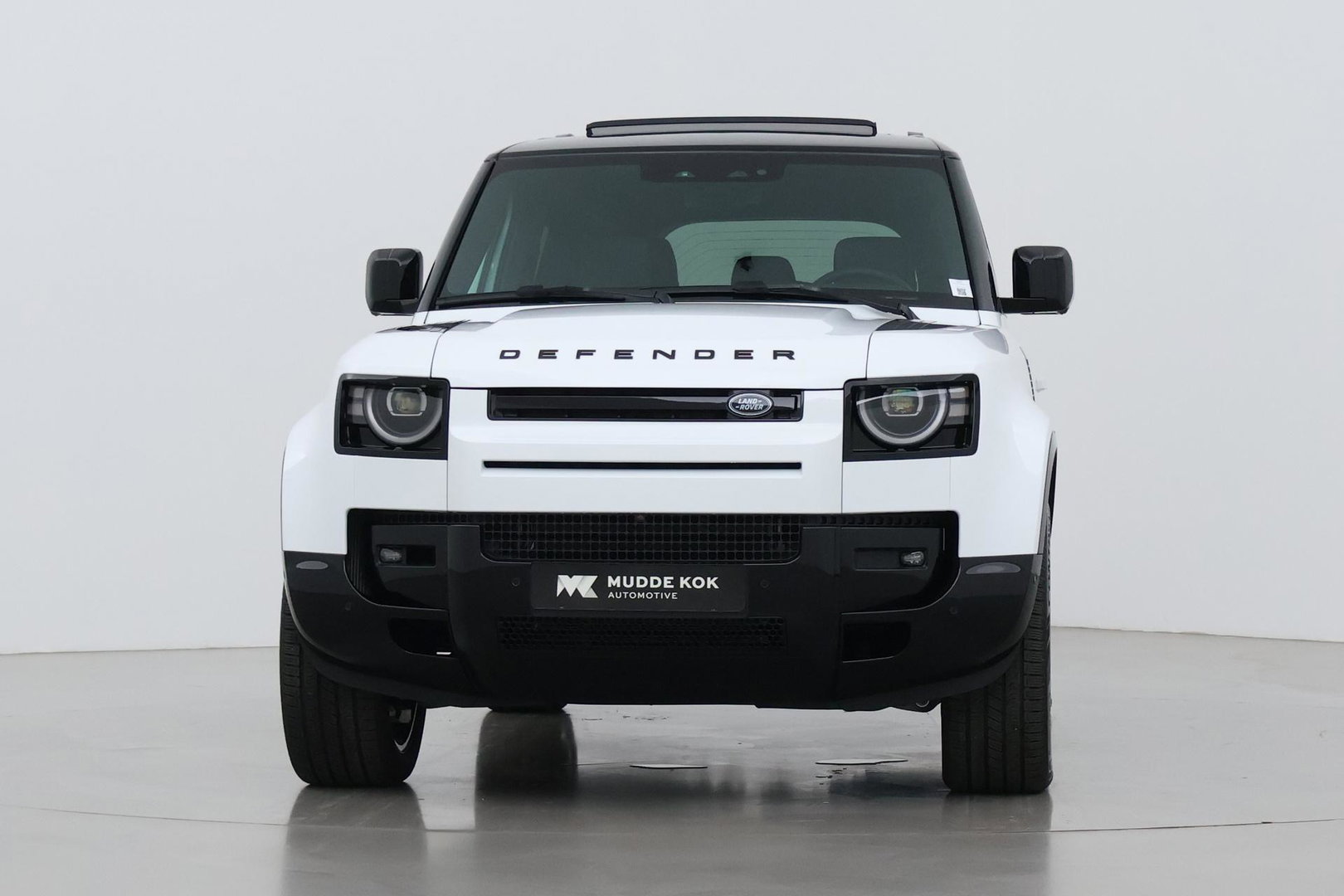 Land Rover Defender P300e 110 X-Dynamic HSE | ClearSight | Meridian Surround | Panoramadak | Trekhaak | Stoelventilatie | Koelbox | 22 Inch