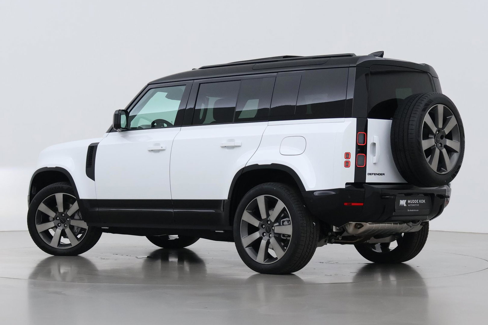 Land Rover Defender P300e 110 X-Dynamic HSE | ClearSight | Meridian Surround | Panoramadak | Trekhaak | Stoelventilatie | Koelbox | 22 Inch