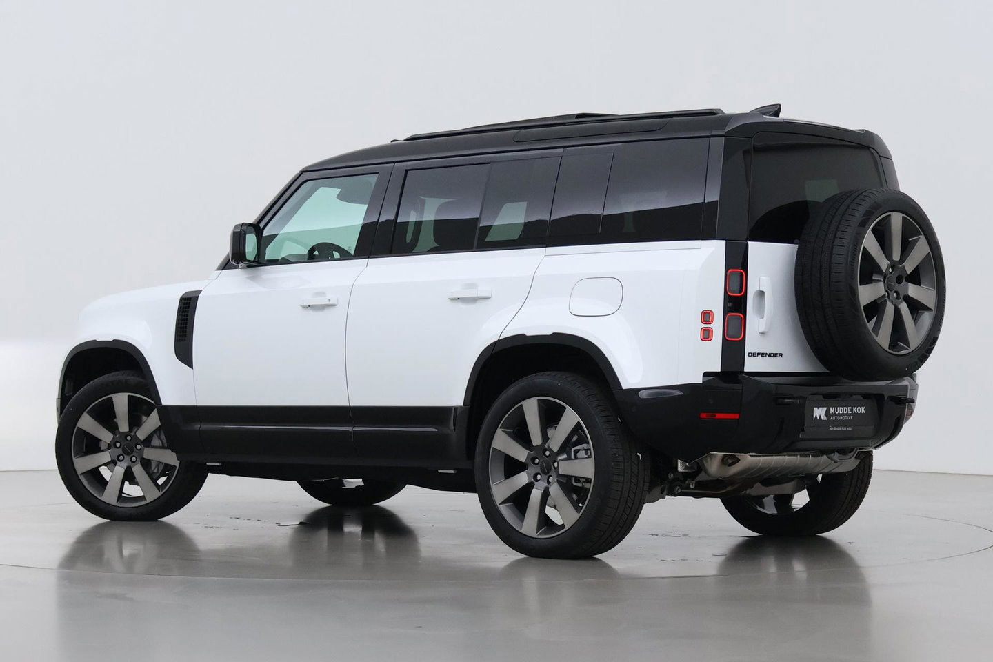 Land Rover Defender P300e 110 X-Dynamic HSE | ClearSight | Meridian Surround | Panoramadak | Trekhaak | Stoelventilatie | Koelbox | 22 Inch