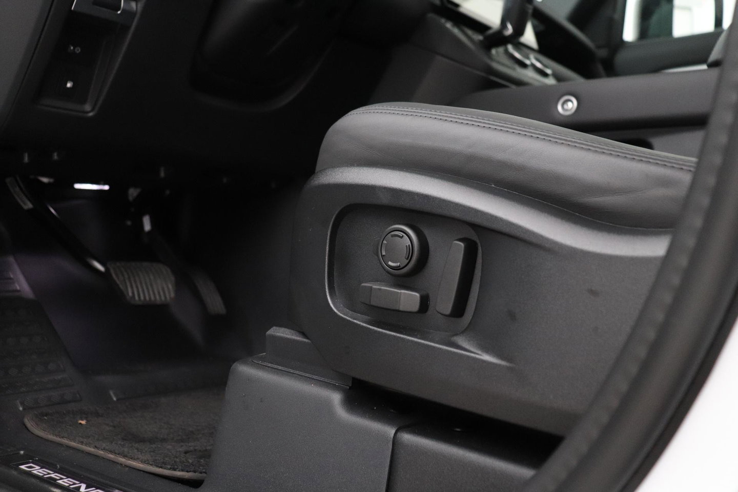 Land Rover Defender P300e 110 X-Dynamic HSE | ClearSight | Meridian Surround | Panoramadak | Trekhaak | Stoelventilatie | Koelbox | 22 Inch