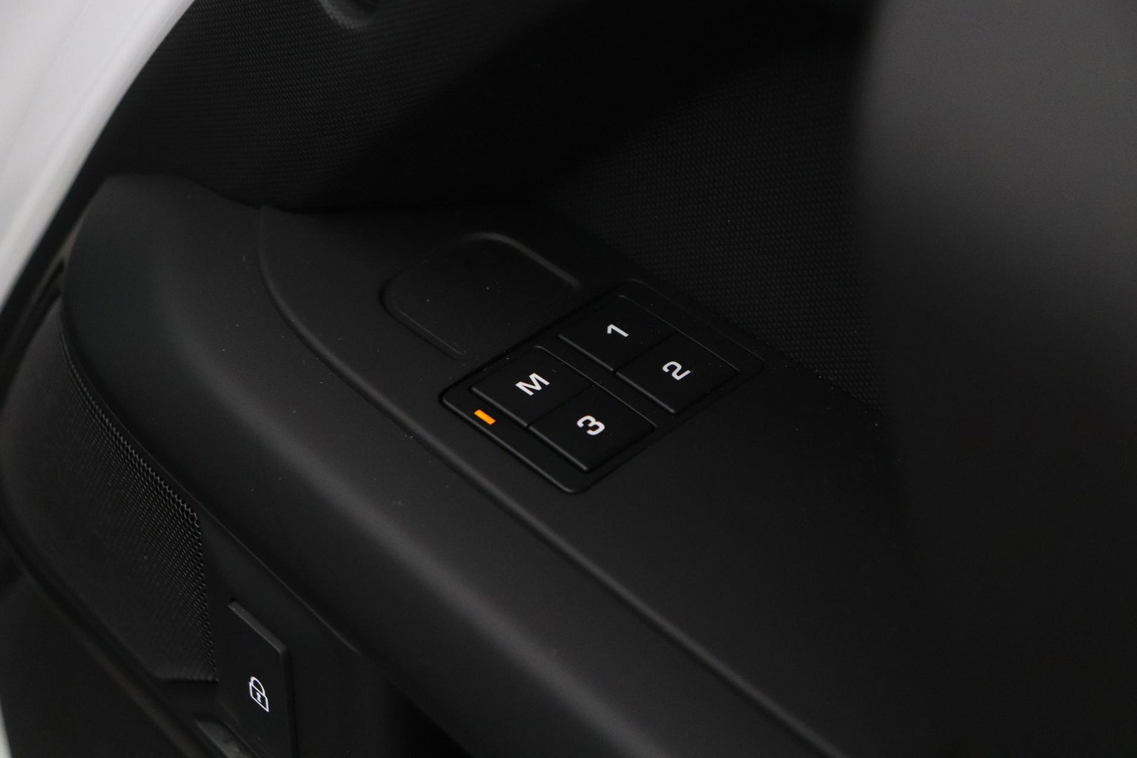 Land Rover Defender P300e 110 X-Dynamic HSE | ClearSight | Meridian Surround | Panoramadak | Trekhaak | Stoelventilatie | Koelbox | 22 Inch