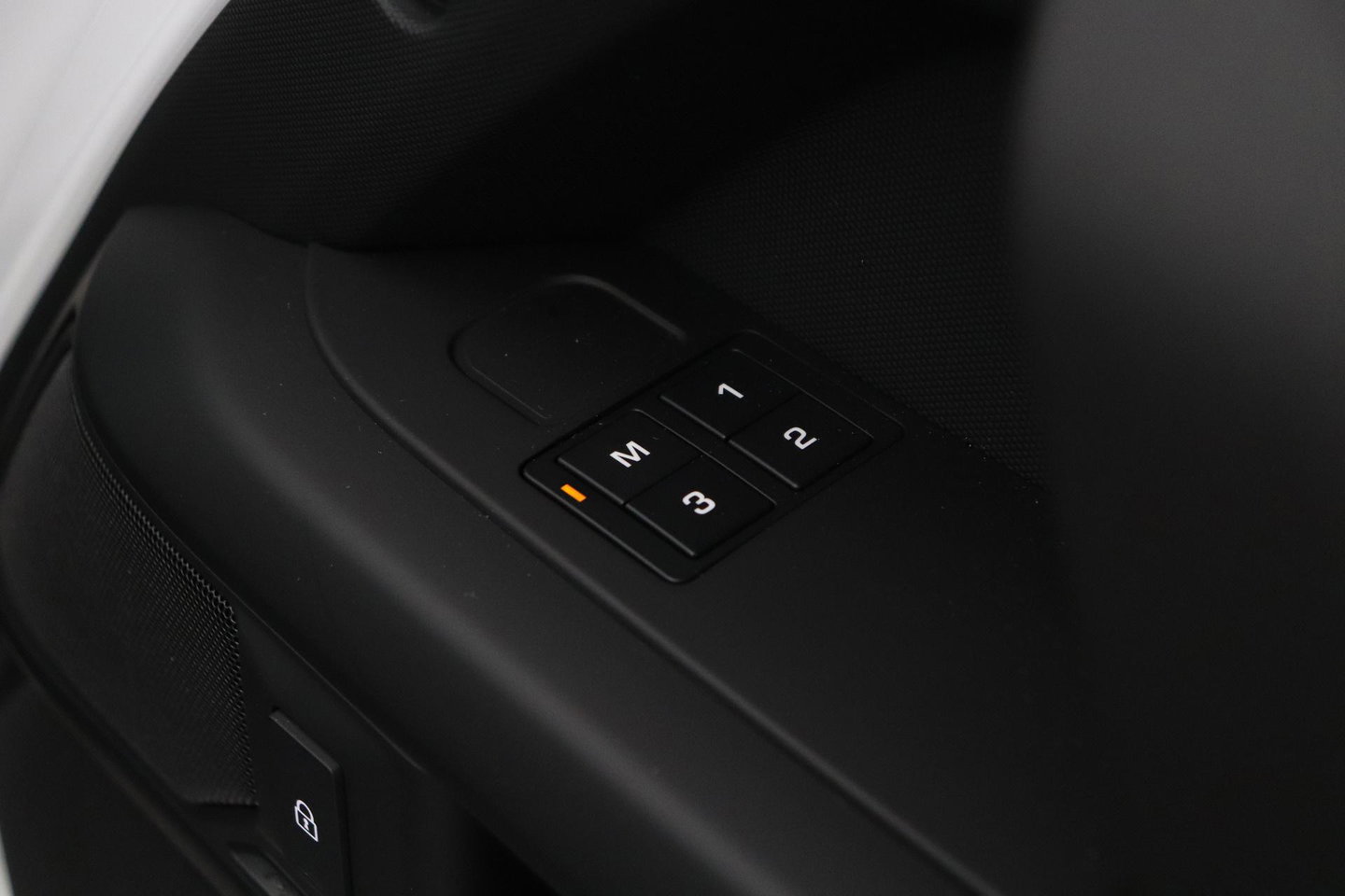 Land Rover Defender P300e 110 X-Dynamic HSE | ClearSight | Meridian Surround | Panoramadak | Trekhaak | Stoelventilatie | Koelbox | 22 Inch