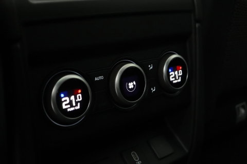 Land Rover Defender P300e 110 X-Dynamic HSE | ClearSight | Meridian Surround | Panoramadak | Trekhaak | Stoelventilatie | Koelbox | 22 Inch