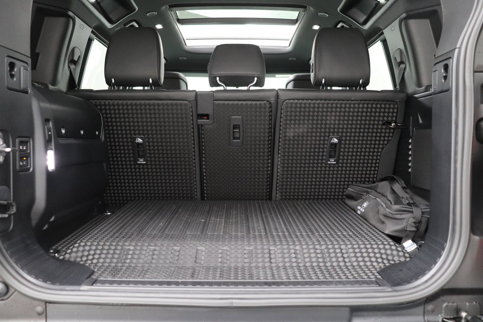 Land Rover Defender P300e 110 X-Dynamic HSE | ClearSight | Meridian Surround | Panoramadak | Trekhaak | Stoelventilatie | Koelbox | 22 Inch