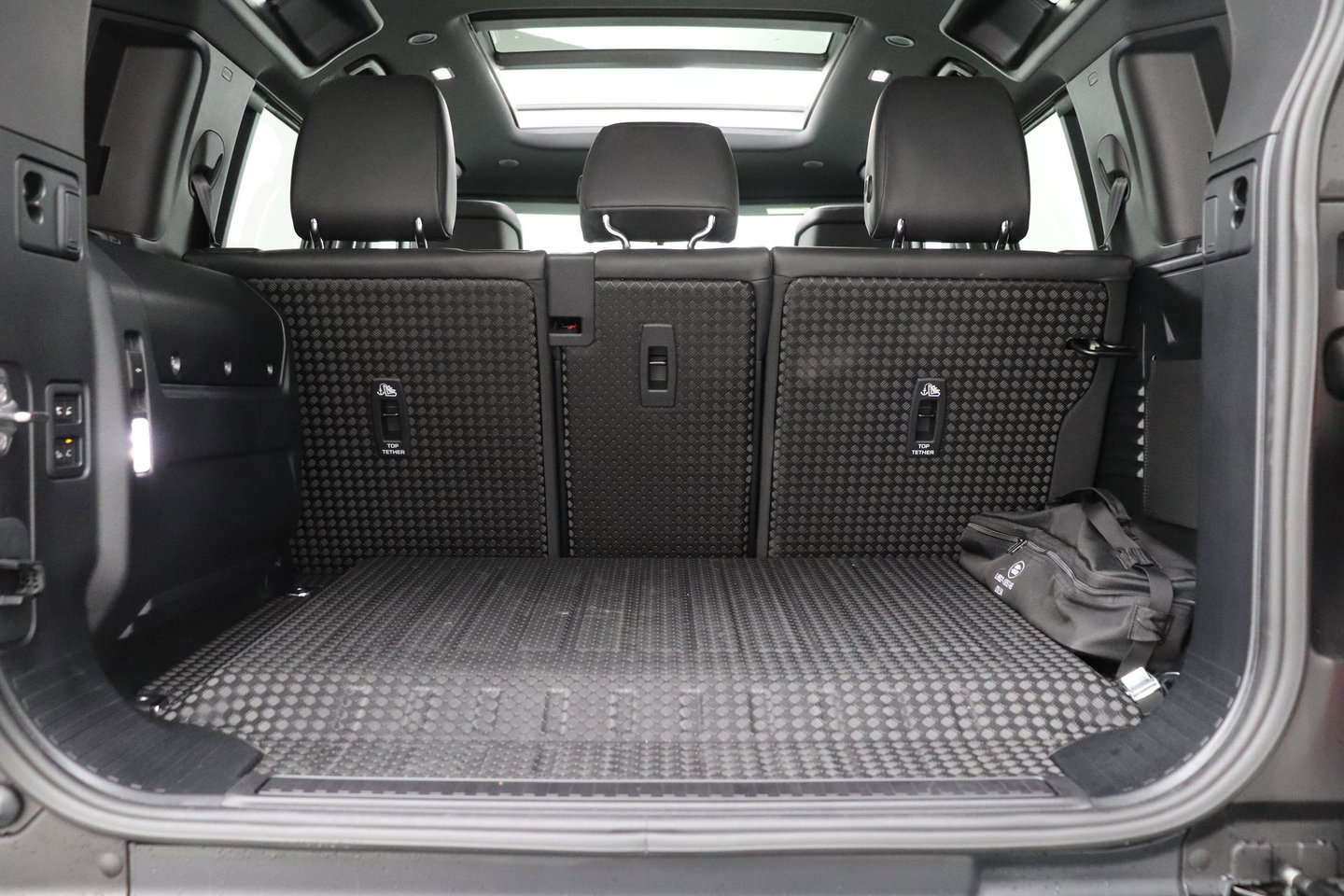 Land Rover Defender P300e 110 X-Dynamic HSE | ClearSight | Meridian Surround | Panoramadak | Trekhaak | Stoelventilatie | Koelbox | 22 Inch