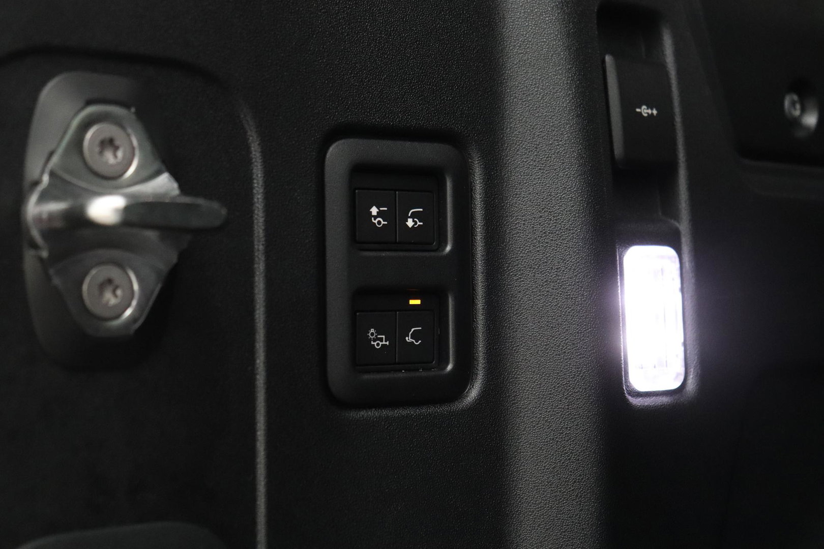 Land Rover Defender P300e 110 X-Dynamic HSE | ClearSight | Meridian Surround | Panoramadak | Trekhaak | Stoelventilatie | Koelbox | 22 Inch