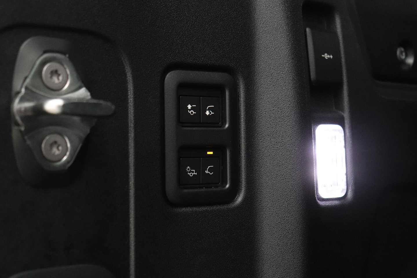 Land Rover Defender P300e 110 X-Dynamic HSE | ClearSight | Meridian Surround | Panoramadak | Trekhaak | Stoelventilatie | Koelbox | 22 Inch