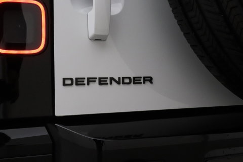 Land Rover Defender P300e 110 X-Dynamic HSE | ClearSight | Meridian Surround | Panoramadak | Trekhaak | Stoelventilatie | Koelbox | 22 Inch