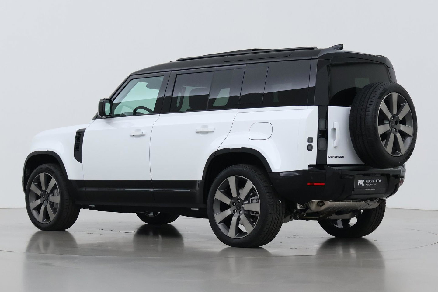 Land Rover Defender P300e 110 X-Dynamic HSE | ClearSight | Meridian Surround | Panoramadak | Trekhaak | Stoelventilatie | Koelbox | 22 Inch