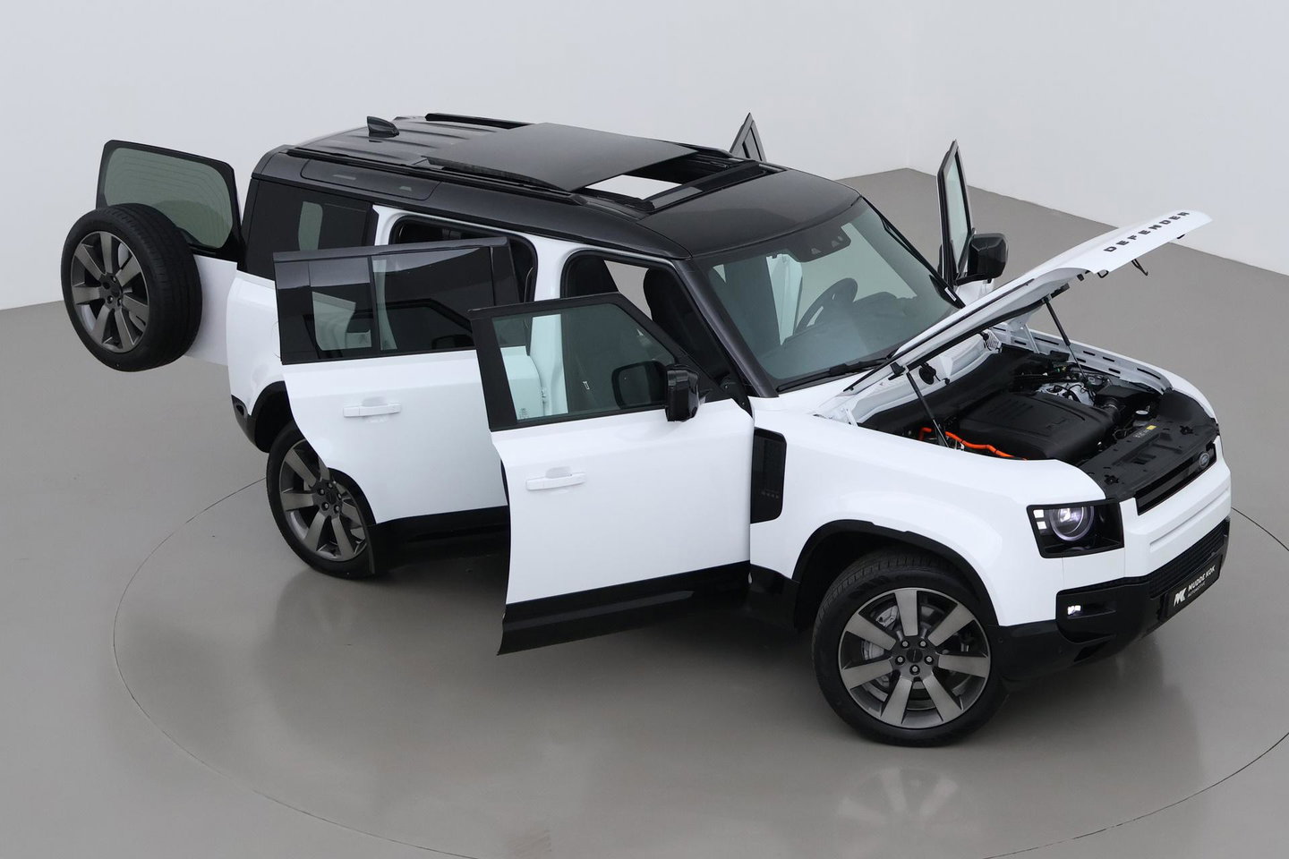 Land Rover Defender P300e 110 X-Dynamic HSE | ClearSight | Meridian Surround | Panoramadak | Trekhaak | Stoelventilatie | Koelbox | 22 Inch