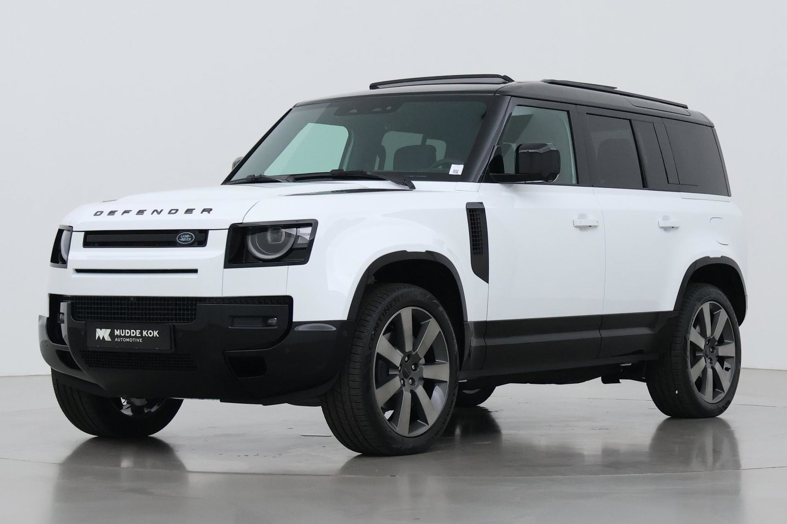 Land Rover Defender P300e 110 X-Dynamic HSE | ClearSight | Meridian Surround | Panoramadak | Trekhaak | Stoelventilatie | Koelbox | 22 Inch
