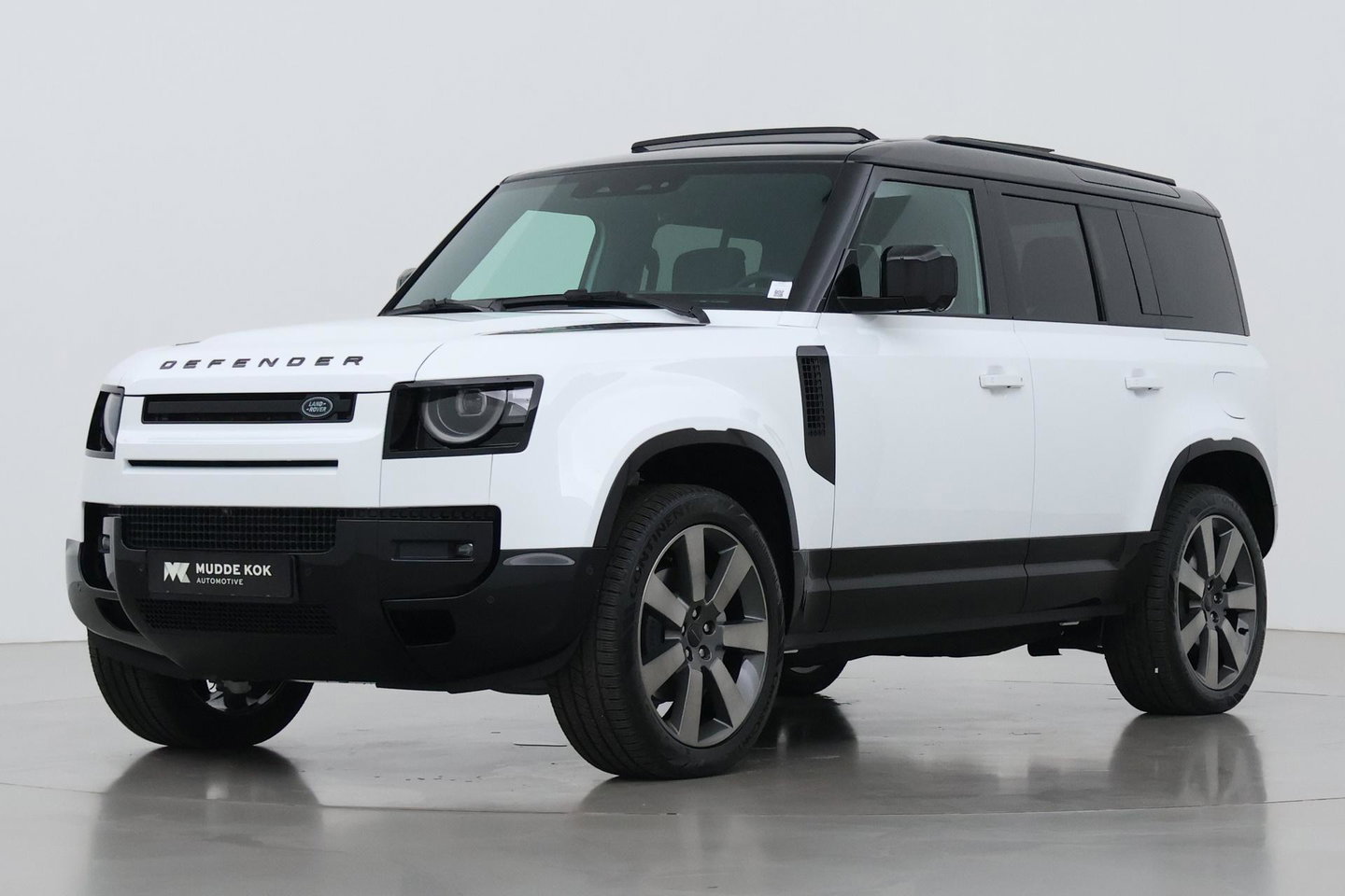 Land Rover Defender P300e 110 X-Dynamic HSE | ClearSight | Meridian Surround | Panoramadak | Trekhaak | Stoelventilatie | Koelbox | 22 Inch