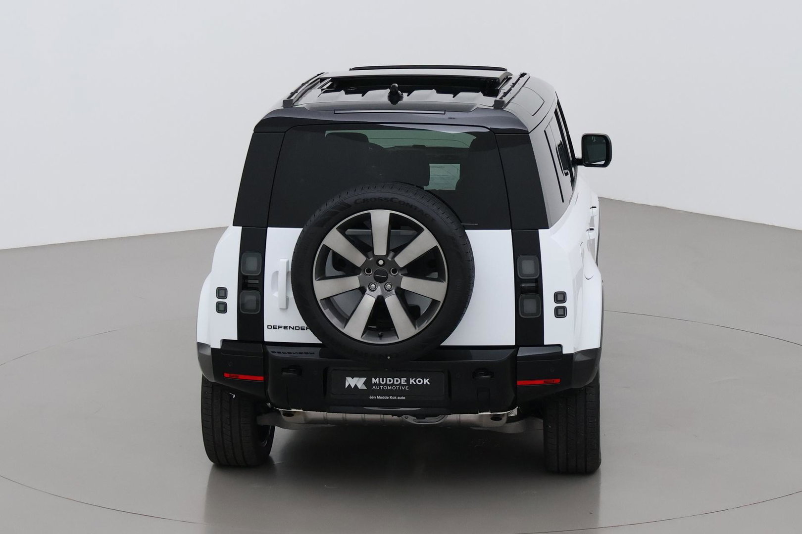 Land Rover Defender P300e 110 X-Dynamic HSE | ClearSight | Meridian Surround | Panoramadak | Trekhaak | Stoelventilatie | Koelbox | 22 Inch