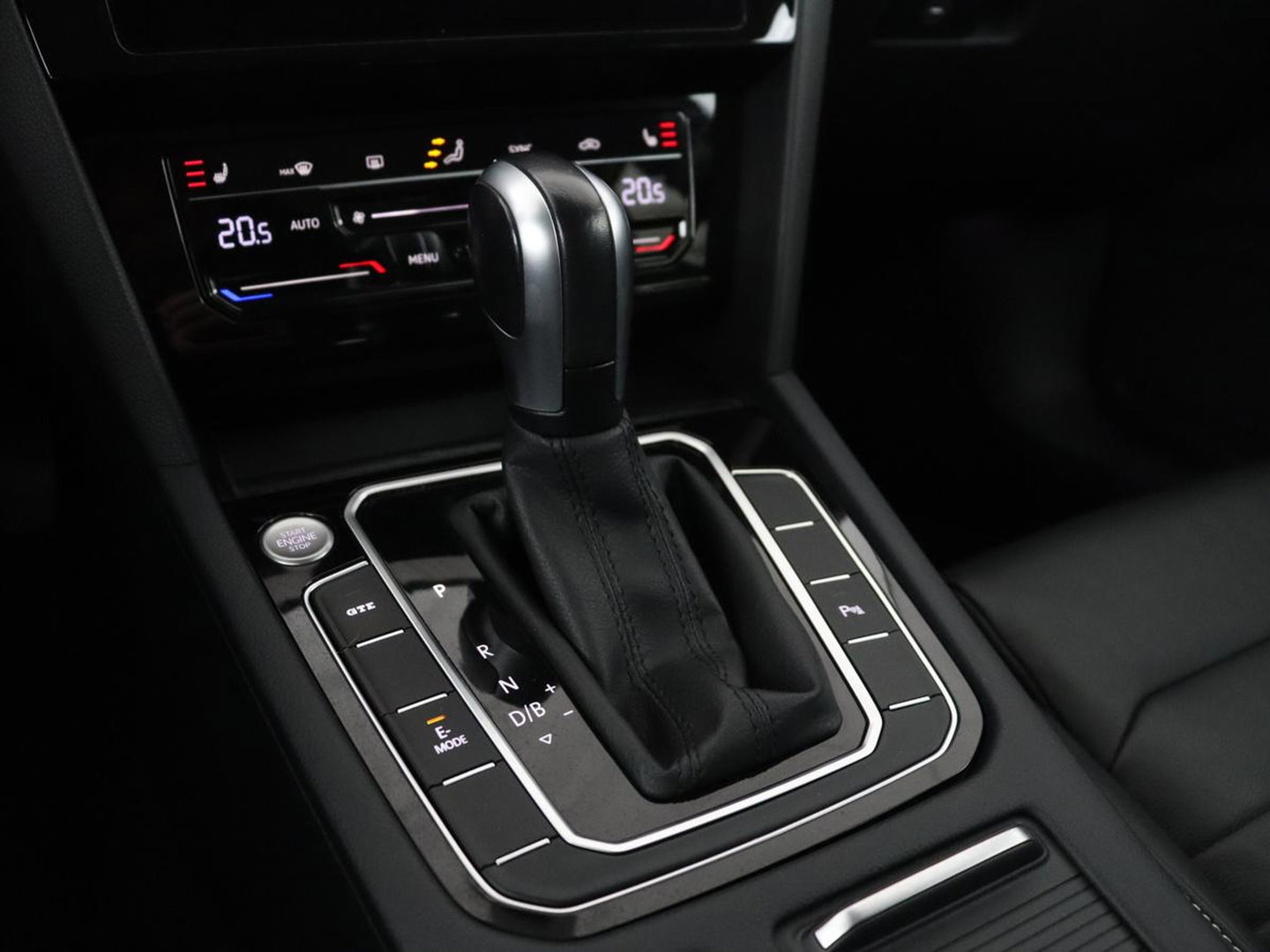 Volkswagen Passat Variant GTE 1.4 TSI PHEV GTE Business | SOH 93,9% | Trekhaak | Camera | LED | Apple Carplay | Massage Stoelen | Lederen bekleding