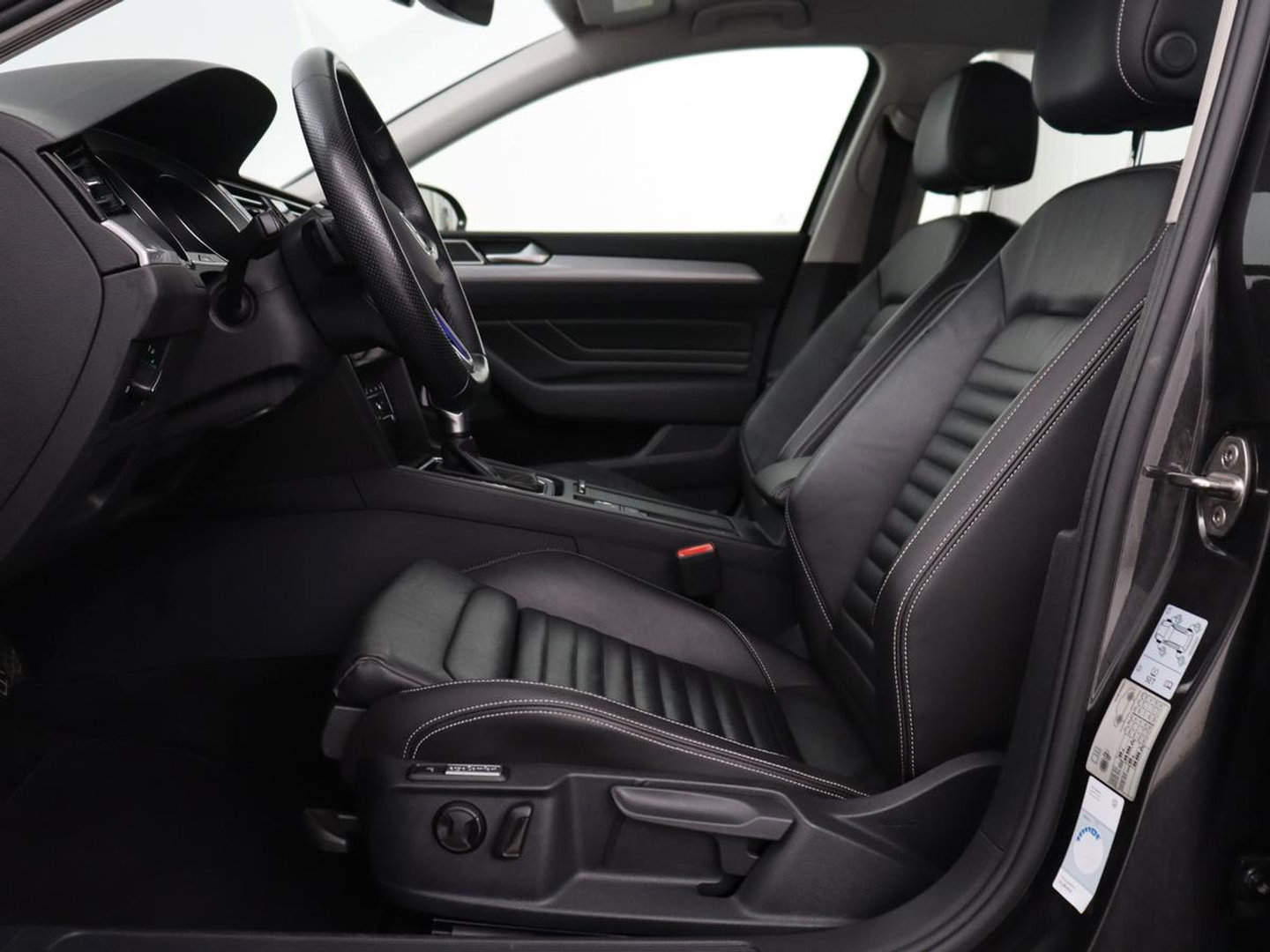 Volkswagen Passat Variant GTE 1.4 TSI PHEV GTE Business | SOH 93,9% | Trekhaak | Camera | LED | Apple Carplay | Massage Stoelen | Lederen bekleding