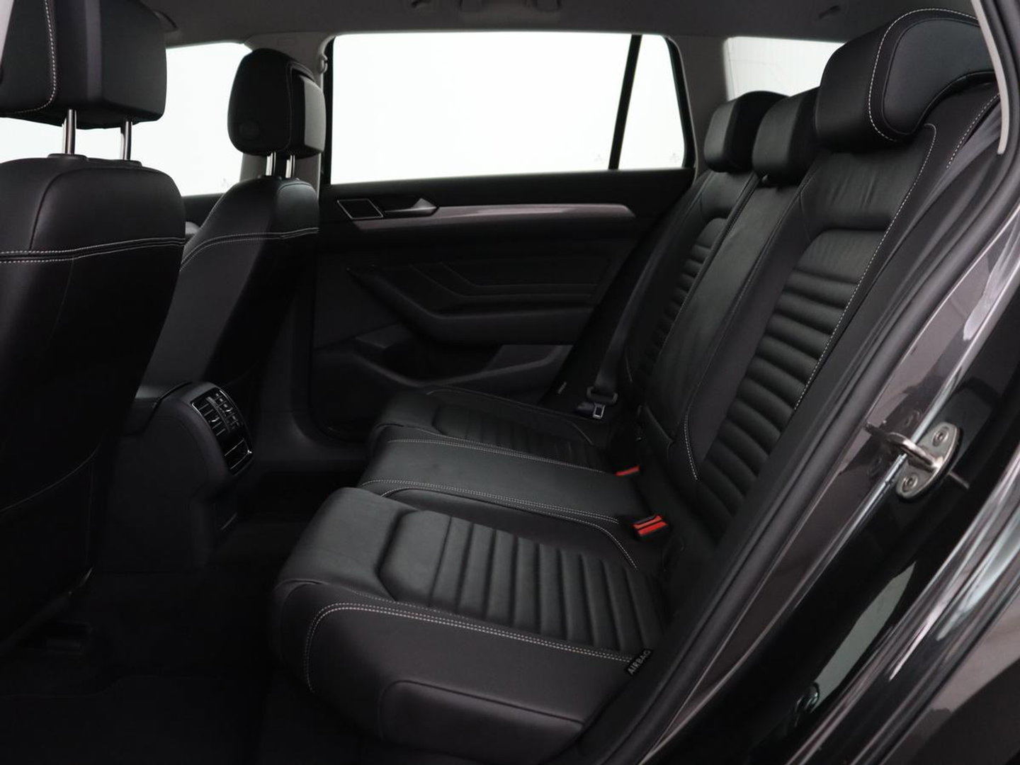 Volkswagen Passat Variant GTE 1.4 TSI PHEV GTE Business | SOH 93,9% | Trekhaak | Camera | LED | Apple Carplay | Massage Stoelen | Lederen bekleding