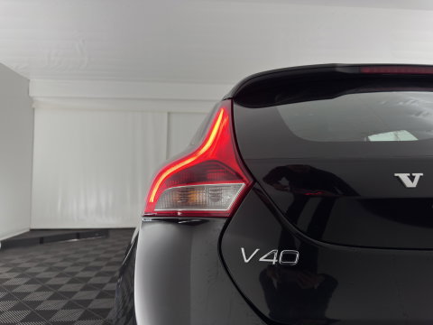 Volvo V40 2.0 D2 R-Design-Styling Business *LEATHER-MICROFIBRE | XENON | NAVI-FULLMAP | HEATED-SPORTSEATS | PRIVACY-GLASS | ECC | PDC | CRUISE | PREMIUM-AUDIO | TOWBAR | 18''ALU*