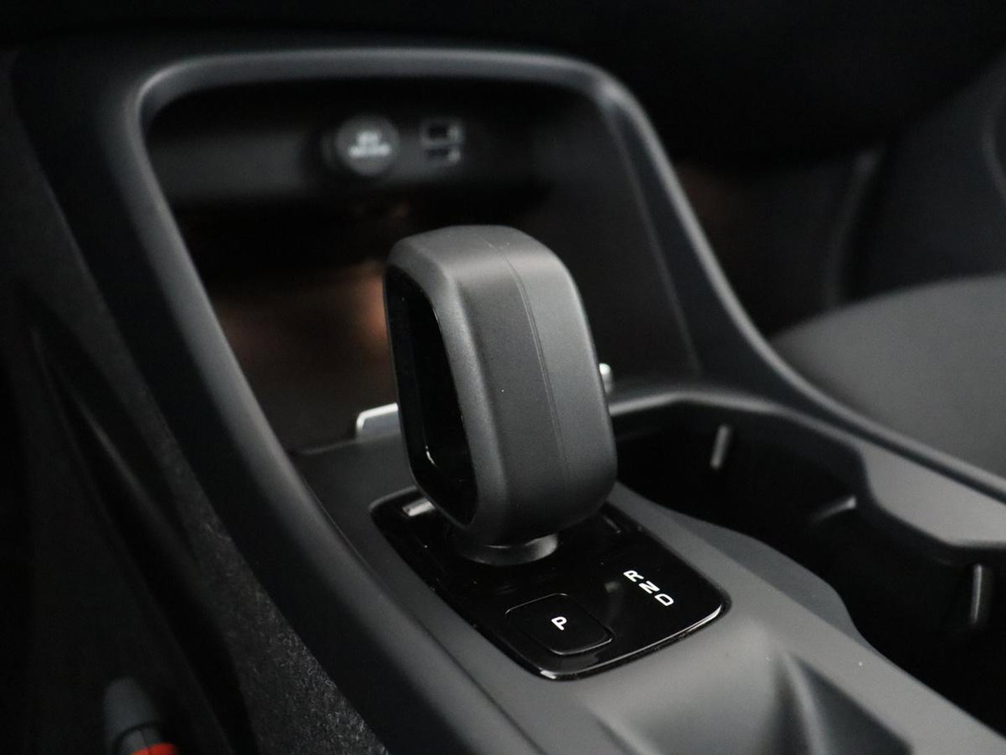 Volvo XC40 1.5 T3 Momentum Business | Glacier Silver | LED | Keyless Entry | Virtual Cockpit |