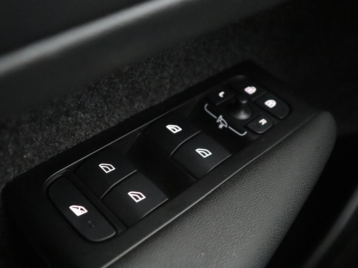 Volvo XC40 1.5 T3 Momentum Business | Glacier Silver | LED | Keyless Entry | Virtual Cockpit |