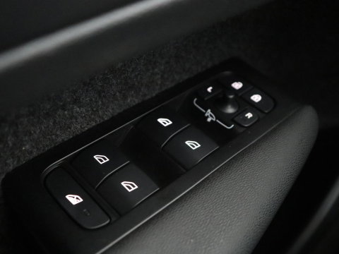 Volvo XC40 1.5 T3 Momentum Business | Glacier Silver | LED | Keyless Entry | Virtual Cockpit |