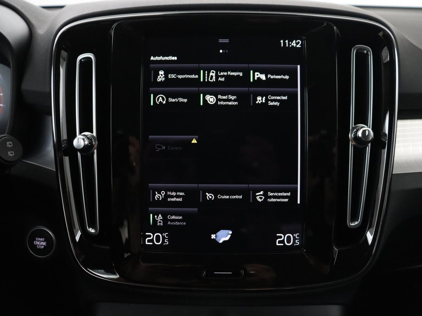 Volvo XC40 1.5 T3 Momentum Business | Glacier Silver | LED | Keyless Entry | Virtual Cockpit |