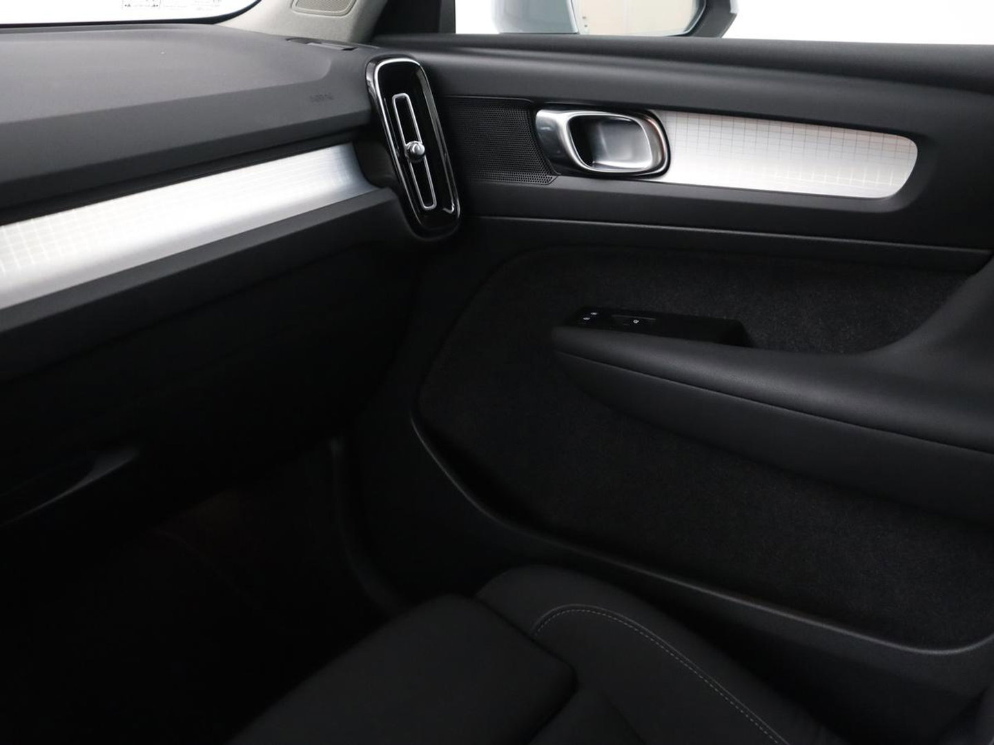 Volvo XC40 1.5 T3 Momentum Business | Glacier Silver | LED | Keyless Entry | Virtual Cockpit |